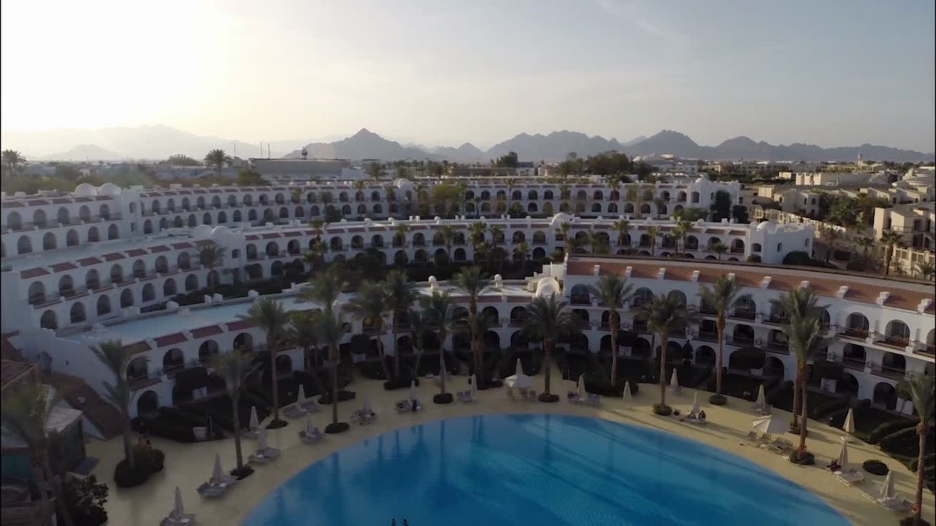 Relaxed day-to-night atmosphere